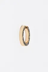 Caravanas de aro doradas con esmalte negro y letras doradas que forman el logo de la marca. Presentan un diseño circular con cierre de gancho para mayor seguridad.