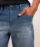 Bermuda masculina de jean color celeste, corte slim, con dobladillo y bolsillos. Marca Marfinno.