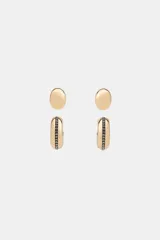 Pack de dos pares de pendientes metálicos dorados. Incluye un par de pendientes tipo botón de diseño liso y un par de pendientes tipo aro con una hilera central de cristales brillantes.