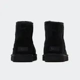 Botas cortas UGG Classic Mini II color negro, confeccionadas en piel de oveja Twinface con tratamiento de repelencia al agua. Interior forrado en piel de oveja y suela Treadlite by UGG™ para mayor comodidad.