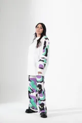 Buzo blanco de corte holgado con cuello redondo y mangas largas con estampado abstracto en negro.