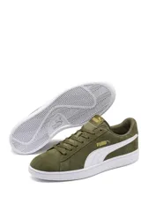 Championes Puma Smash V2 L color verde militar con detalles en blanco, confeccionados en gamuza sintética, con suela de goma blanca y cierre de cordones.