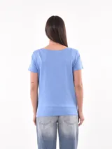 Remera celeste con estampado del signo zodiacal Acuario en color blanco.