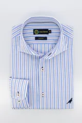 Camisa de vestir a rayas verticales celestes, blancas y azul marino, corte slim fit, cuello italiano y logo de pájaro bordado en el frente.