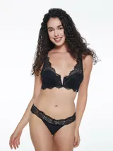 Conjunto de ropa interior negro de encaje, compuesto por un bralette con escote en V y una tanga con cintura de encaje.
