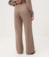 Pantalón recto color marrón topo confeccionado en tejido anarruga de corte holgado, con cintura elástica y bolsillos laterales.