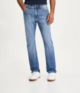 Pantalón de jean corte slim, con diseño clásico de cinco bolsillos, cierre frontal con cremallera y botón, y costuras reforzadas.