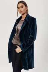 Chaqueta azul de terciopelo de algodón con cuello clásico, cierre cruzado con botones y corte holgado.