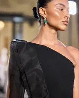 Vestido corto blanco de crepé y organza, con un solo hombro, diseño entallado y volados con tiras colgantes.