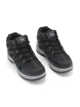 Bota de trekking Forum color negro, confeccionada en una combinación de malla y material sintético. Presenta cordones frontales, cuello acolchado y suela de goma gris con relieve para mayor tracción.