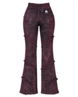 Pantalón de denim elastizado con efecto de lavado desgastado en tono bordó oscuro. Presenta un diseño de corte entallado con recortes irregulares, costuras expuestas con terminaciones desflecadas y tiro alto.