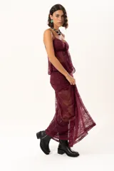 Pollera larga de encaje color bordó, con diseño transparente y volado en el ruedo.