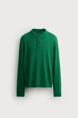 Polo de punto de manga larga en color verde, confeccionado en hilatura de lana. Presenta cuello solapa, cierre frontal con botonadura y acabados en rib en puños y bajo.