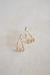 Aros colgantes con diseño orgánico inspirado en corales naturales, con acabado metálico brillante y cierre de perno con mariposa.