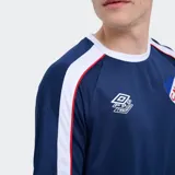 Remera de entrenamiento Umbro Protraining Active del Club Nacional de Football, color azul marino con detalles blancos y rojos en las mangas y cuello. Cuenta con el escudo del club y el logo de la marca.