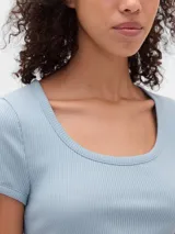 Remera de punto rib color celeste, de manga corta y cuello redondo amplio. Presenta un diseño básico y un calce ajustado al cuerpo.