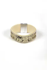 Brazalete ancho color dorado con estampado de piel de serpiente y doble hilera de strass.