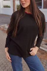 Buzo negro de punto con cuello redondo y logo bordado en el pecho.