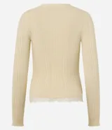 Cardigan de tricot acanalado color beige, de calce ajustado, con mangas largas y escote en V. Cuenta con cierre frontal con botones y detalles de encaje aplicado en el escote y el ruedo.