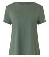 Remera deportiva de cuello redondo y manga corta, confeccionada en tejido texturizado con detalle reflectante y pliegue en la espalda.
