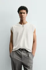 Camiseta tank gris con efecto lavado, de corte relajado, cuello redondo y manga raglán sisa.