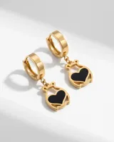 Caravanas tipo argolla con dije colgante en forma de oso con corazón negro central, confeccionadas en acero dorado.