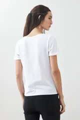 Remera verde de algodón con escote en V y mangas cortas.