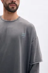 Sudadera gris oscuro con efecto desgastado, cuello redondo y doble manga. Estampa trasera en azul claro con las palabras "SPEED NYC SHIFT 55 URBAN CONTROL UNIT".