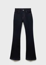 Pantalón de jean tiro medio con diseño de corte campana (flare), cinco bolsillos y cierre frontal con cremallera y botón.