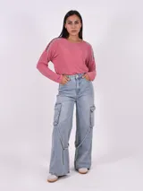 Blusa gris oscuro de manga larga con detalle de pespuntes blancos en los hombros.