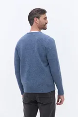 Sweater de tejido suave con cuello redondo y mangas raglan, de calce regular y estructura cómoda.