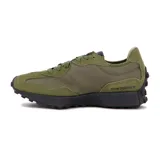 Championes urbanos New Balance modelo 327, color verde militar con el logotipo 'N' en negro y suela dentada negra. Confeccionados en una combinación de gamuza y malla.