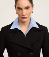 Saco alargado para damas, con cuello solapa, abotonado delantero, manga larga y bolsillos. Confeccionado en polivelour.