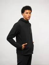 Campera de entrenamiento Umbro con capucha, cierre frontal completo y bolsillo en el pecho de nylon con cierre. Presenta una textura de tejido en relieve y logo de la marca estampado en el bolsillo.