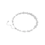 Collar de la colección Constella con diseño integral de cristales de talla redonda en diversos tamaños, engastados en metal con baño de rodio.