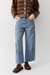 Jean de corte recto y tiro bajo, confeccionado en denim azul con costuras laterales marcadas y diseño de pierna ancha.