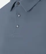 Camisa polo masculina de manga corta, confeccionada en tejido técnico de poliamida con elastano. Presenta cuello inglés con cierre de botones y diseño liso en color marrón, con tecnología de secado rápido y confort térmico.