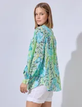 Camisa de gasa bordada, marca Ruby Rd. Cuello con solapa y abertura central con botones. Delantera con bolsillos aplicados.