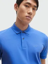 Polo de manga corta color verde menta, confeccionado en piqué de algodón, con cuello y tapeta de tres botones. Presenta un logo bordado tono sobre tono en el pecho.