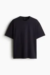 Remera de punto pesado con cuello redondo, hombros caídos y bajo recto. Confeccionada con tecnología Coolmax para transporte de humedad y secado rápido.