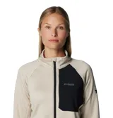 Campera técnica de senderismo Columbia Titanium, color beige con detalle de bolsillo en el pecho en color negro. Presenta cierre frontal completo, cuello alto, mangas largas con orificios para los pulgares y dobladillo con ribete elástico.