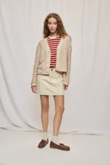 Cardigan de punto calado color tostado, con escote en V y cierre frontal de botones.