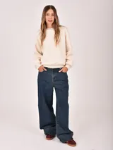 Buzo negro de cuello redondo, manga larga y puños y dobladillo acanalados.