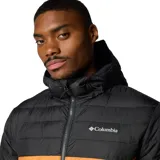 Campera puffer con capucha, diseño bicolor en negro y mostaza, con cierre frontal, bolsillos laterales con cierre y puños elásticos.