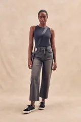 Body negro de poliéster, viscosa y elastano, corte ajustado y musculosa.