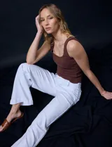 Jean de tiro alto con corte wide leg, color blanco. Presenta pretina con pasadores, cierre frontal con botón y bolsillos funcionales tanto en la parte delantera como en la trasera.