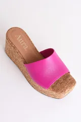 Sandalia dorada con plataforma de corcho, taco de 6.5 cm y plantilla cuadrada.