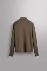 Sudadera negra de tejido técnico Polartec© con interior en estructura waffle. Tiene cuello alto con cremallera, mangas largas con puños ajustables con abertura para el pulgar y logo Polartec© bordado en el hombro.