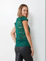 Blusa verde esmeralda de encaje con mangas cortas con volados, espalda con abertura central y botón.
