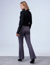 Pantalón negro de pierna ancha, marca Dictionary, confeccionado en tejido elastizado. Presenta pretina con pasadores, botón y cierre. Delantera con bolsillos y trasera con bolsillos simulados.